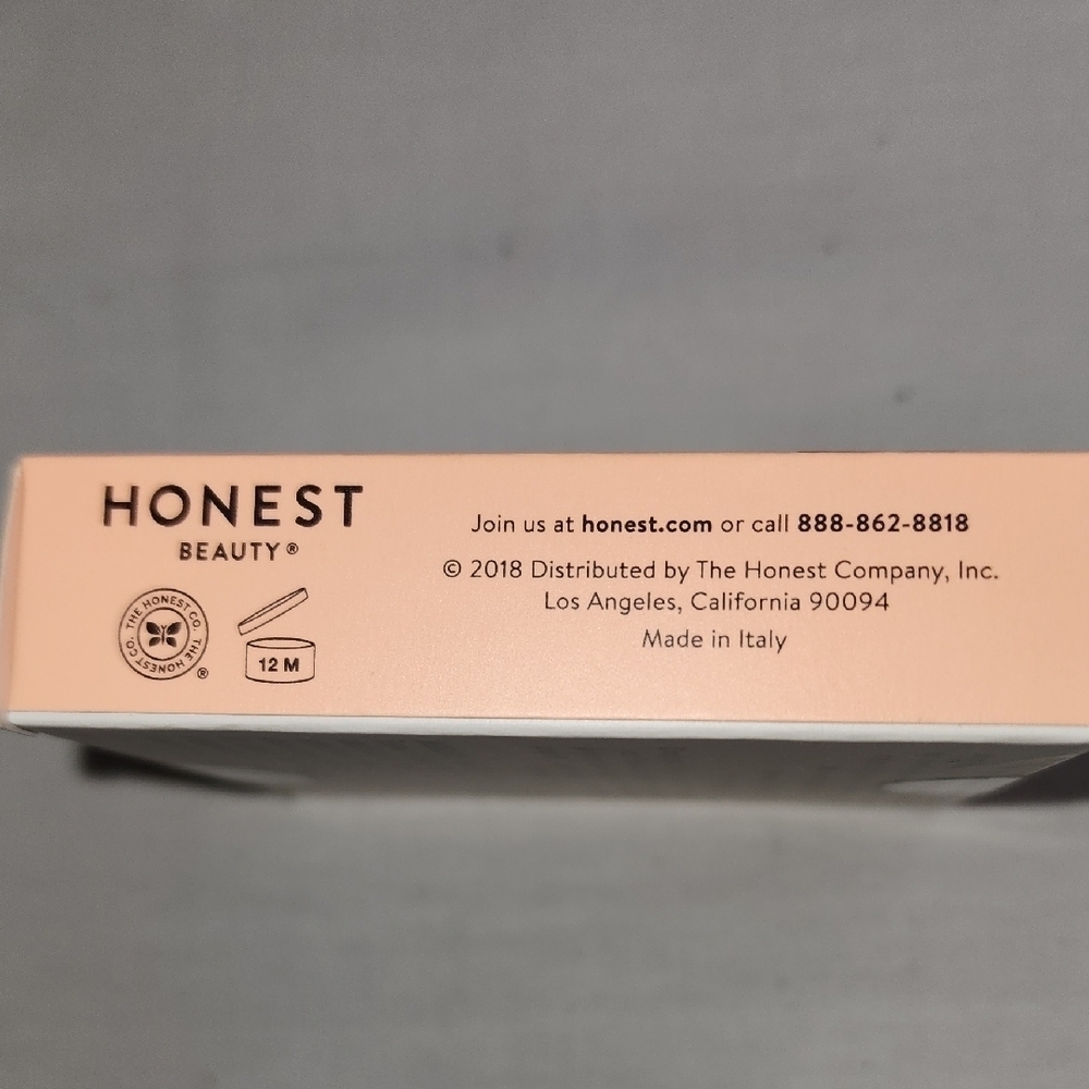 Flawless Brown Foundation for Natural Makeup Finish - Picture 3 of 8